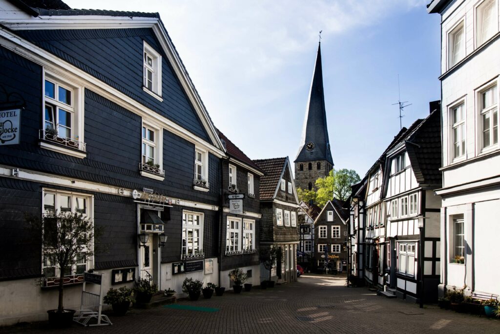 Das Avantgarde Hotel in Hattingen ist ein gemütliches 3-Sterne-Haus, ideal gelegen am ruhigen Stadtrand – nur rund 10–12 Gehminuten von der malerischen Altstadt und dem Industriedenkmal Henrichshütte entfernt.