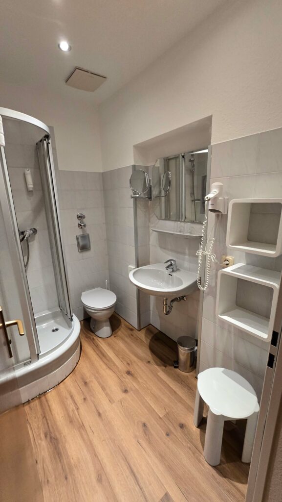 Das Fahrrad Hotel Avantgarde in Hattingen bietet gemütliche, komfortable Zimmer Appartements, Juniorsuiten und Familienzimmer sowie ein Zimmer mit ca. 40m², barrierefreiem Zugang und entsprechender Badausstattung.