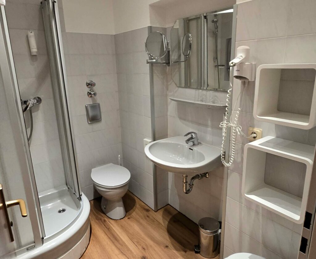 Das Fahrrad Hotel Avantgarde in Hattingen bietet gemütliche, komfortable Zimmer Appartements, Juniorsuiten und Familienzimmer sowie ein Zimmer mit ca. 40m², barrierefreiem Zugang und entsprechender Badausstattung.